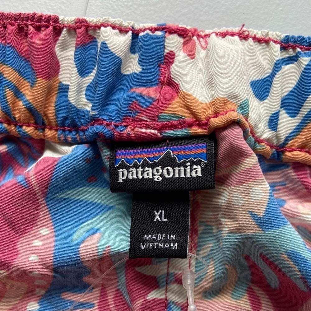 Patagonia Barely Baggies Shorts Waratah Pink Reef 2.5” Sz XL Outdoor Preppy - Picture 5 of 12